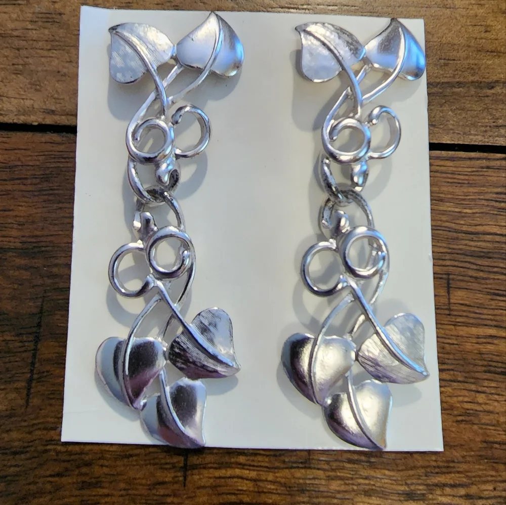 Silver color leaf dangling earrings - Picture 2 of 5